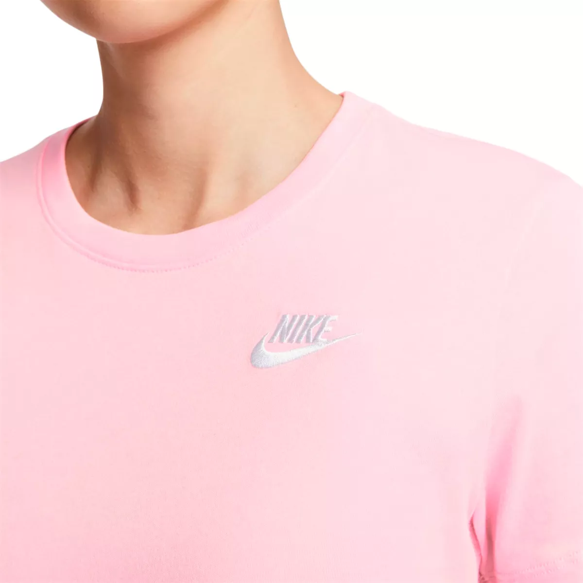 Camiseta Nike Sportswear Club Essentials – Feminina